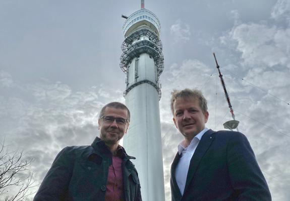 Bundestagsabgeordneten Frank Junge und Oberbürgermeister Rico Badenschier bemühen sich darum, den Fernsehturm wiederzueröffnen