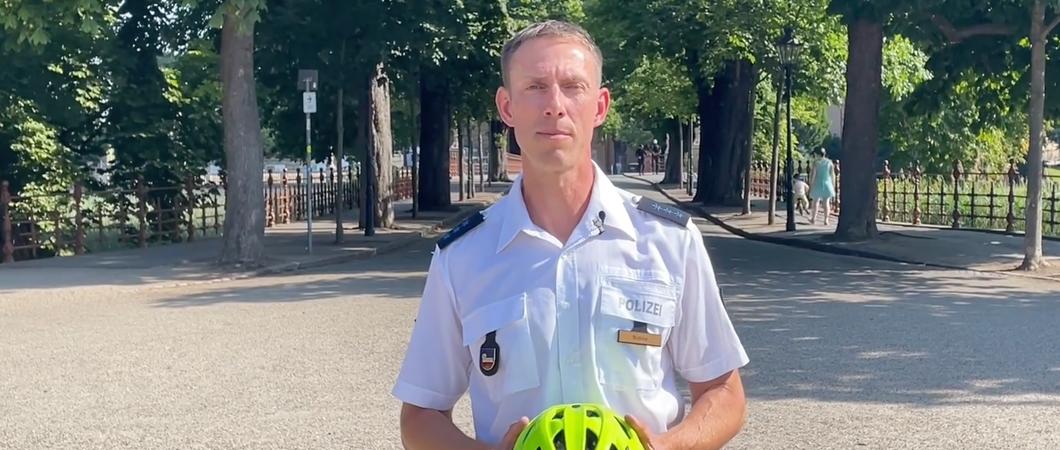 Bundesweit werben auf Initiative der Polizei Prominente für eine "Kopfentscheidung", die Leben retten kann: das Tragen eines Helms beim Fahrradfahren.