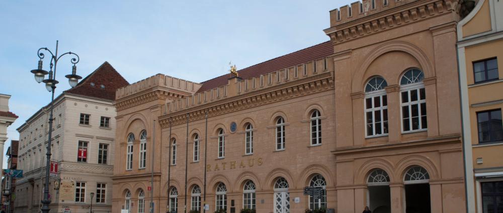 Die Versammlungsbehörde der Landeshauptstadt Schwerin hat eine heute Mittag bei der Landeshauptstadt angemeldete Demonstration unter freiem Himmel mit bis zu 100.000 Teilnehmern per Ordnungsverfügung untersagt.