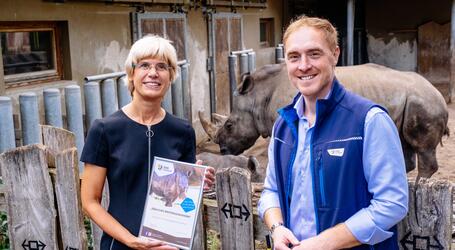 Die Schweriner Wohnungsbaugenossenschaft (SWG) hat die Patenschaft für das kleine Nashorn-Mädchen Kiah im Schweriner Zoo übernommen. Am 15. August hatte der Nachwuchs das Licht der Welt erblickt.