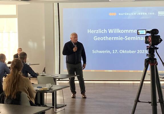 Stadtwerke-Geschäftsführer Dr. Josef Wolf eröffnete das Geothermie-Seminar und begrüßte die rund 50 Teilnehmenden, Foto: Stadtwerke Schwerin