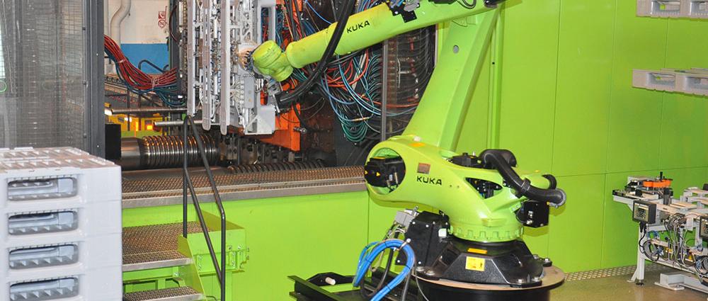 In der Produktion bei Schoeller Allibert sind modernste Industrieroboter im Einsatz. Hier bei der Herstellung von Paletten