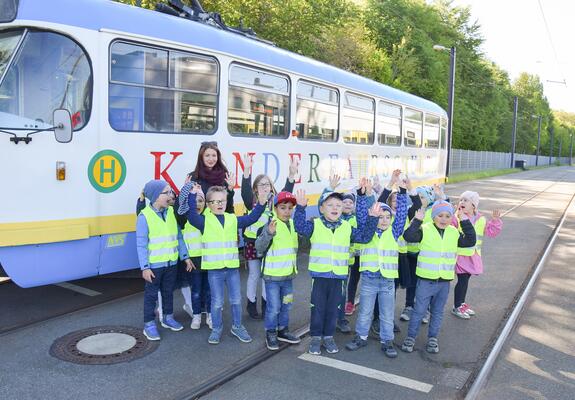 Nahverkehr Schwerin bietet Erlebnispädagogik mit Spatzenbahn und Kinderfahrschule.