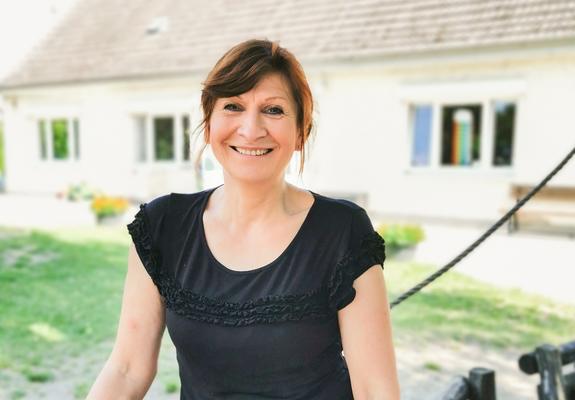 Dort, wo jetzt der Krippenraum ist, war früher das Klassenzimmer einer Schule. Und Ricarda Venzke (Foto), die heute als Pädagogische Fachkraft den Alltag der „Plappermäulchen“ begleitet, hat genau dort als Erstklässlerin am Pult gesessen