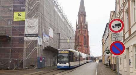 Am 3. März beginnt die Sanierung der Franz-Mehring-Straße. Die hier verkehrenden Straßenbahn- und Buslinien müssen dann über andere Routen geführt werden. Daher gilt ab dann ein neuer Fahrplan mit einigen wesentlichen Änderungen.