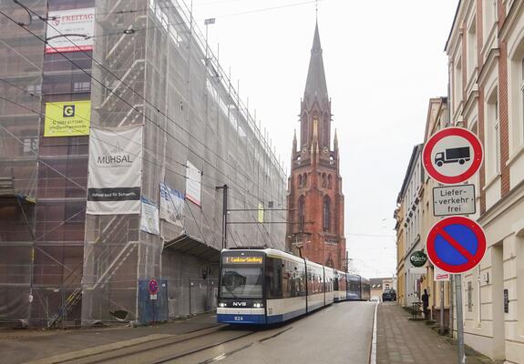 Am 3. März beginnt die Sanierung der Franz-Mehring-Straße. Die hier verkehrenden Straßenbahn- und Buslinien müssen dann über andere Routen geführt werden. Daher gilt ab dann ein neuer Fahrplan mit einigen wesentlichen Änderungen.