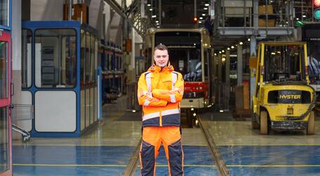 Julien Roulier (Foto) ist geborener Schweizer und macht seine Ausbildung zum Elektroniker für Betriebstechnik beim Nahverkehr. Er liebt es, in der Höhe, an der frischen Luft und im Team zu arbeiten.