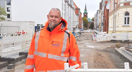 Im Auftrag der Schweriner Abwassertentsorgung (SAE) erfolgten in der Amtsstraße umfangreiche Arbeiten am Kanalsystem. Bis Weihnachten soll die koordinierte Baumaßnahme fertiggestellt sein. Insgesamt floss rund eine Million Euro in das Vorhaben.