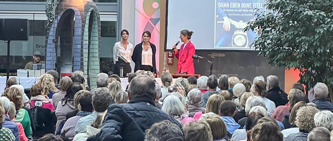 Zuletzt unterhielten die Schauspielerinnen Gerit und Anja Kling (Foto,l.) das Publikum | Foto: Schweriner Höfe
