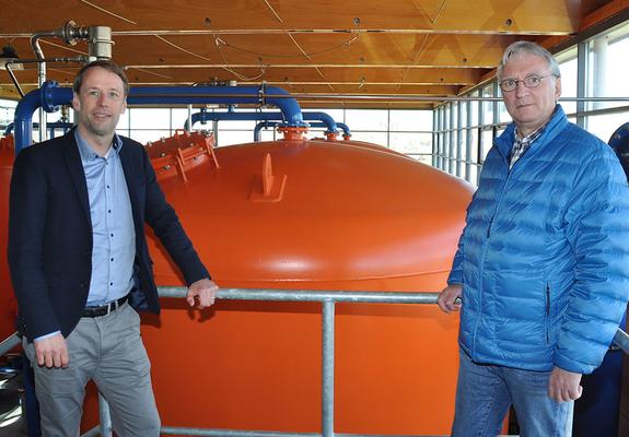 V.l.: WAG-Chef Hanno Nispel und Volkhardt Zillmann im Wasserwerk Mühlenscharrn: Die Aufbereitung und Verteilung von hochwertigem Trinkwasser ist auch in der Pandemie-Situation gesichert