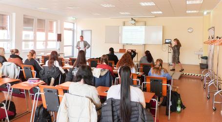 Zwei Säulen tragen das Studienfach Organisations- und Sozialpädagogik – und gerade das macht es für viele junge Menschen interessant, Fotos: maxpress/iw