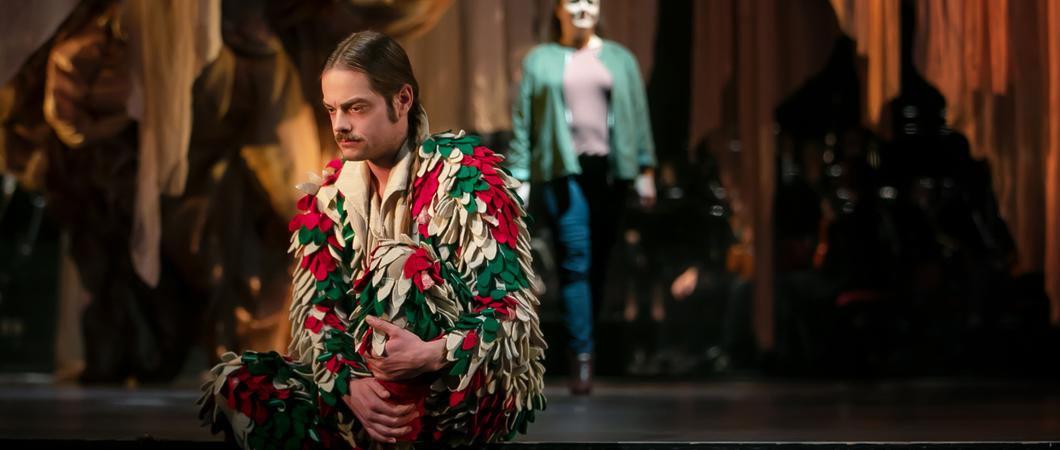 Opernsänger Martin Gerke auf der Bühne als Papageno in Mozarts Zauberflöte