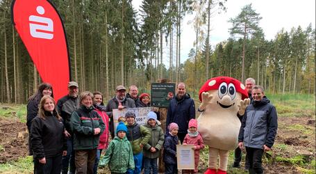 Der erste Spatenstich für das Wiederaufforstungsprojekt mit 1.500 jungen Bäumen in einem Waldgebiet in Domsühl erfolgte am 7. November durch die Sparkasse Mecklenburg-Schwerin gemeinsam mit der Lotteriegesellschaft der Ostdeutschen Sparkassen mbH