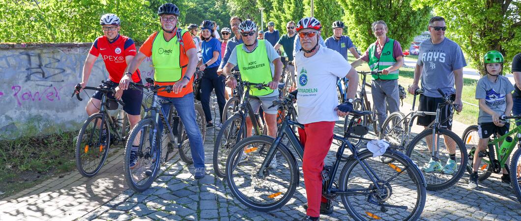 Das „Stadtradeln“ hat in Schwerin bereits Tradition: Bei der 11. Auflage vom 13. Mai bis 2. Juni 2024 legten 1.494 radbegeisterte Schwerinerinnen und Schweriner in 104 Teams insgesamt 284.647 Kilometer zurück und erreichten einen neuen Teilnehmerrekord.