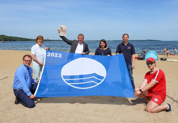 Zum dreizehnten Mal in Folge weht über dem beliebten Strand am Schweriner See die von der Deutschen Gesellschaft für Umwelterziehung verge­bene Flagge.