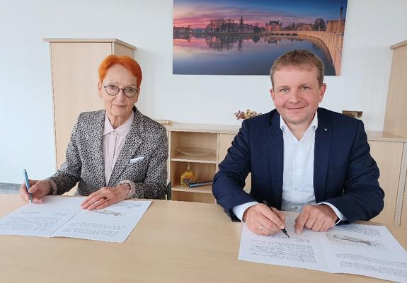 Oberbürgermeister Dr. Rico Badenschier und die geschäftsführende Gesellschafterin der Schaumagazin gGmbH Prof. Kornelia von Berswordt-Wallrabe haben am 14. Oktober 2021 eine Absichtserklärung zur Errichtung eines Schaudepots unterschrieben