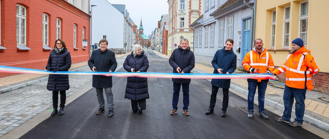 Nach über 30 Jahren erfolgreicher Stadterneuerung wurde die letzte Erschließungsmaßnahme im Sanierungsgebiet Schelfstadt beendet. In 14 Monaten Bauzeit wurde die 174 Meter lange Amtstraße umfassend saniert und erneuert.