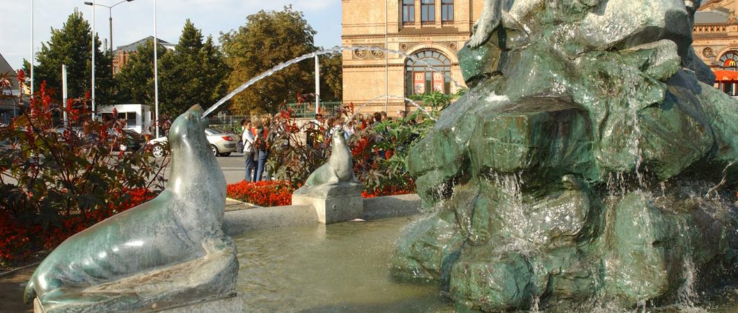 Pünktlich zum Beginn der Osterferien haben die Wasserspiele und Brunnen der Stadt wieder freudig plätschernd ihren Betrieb aufgenommen.