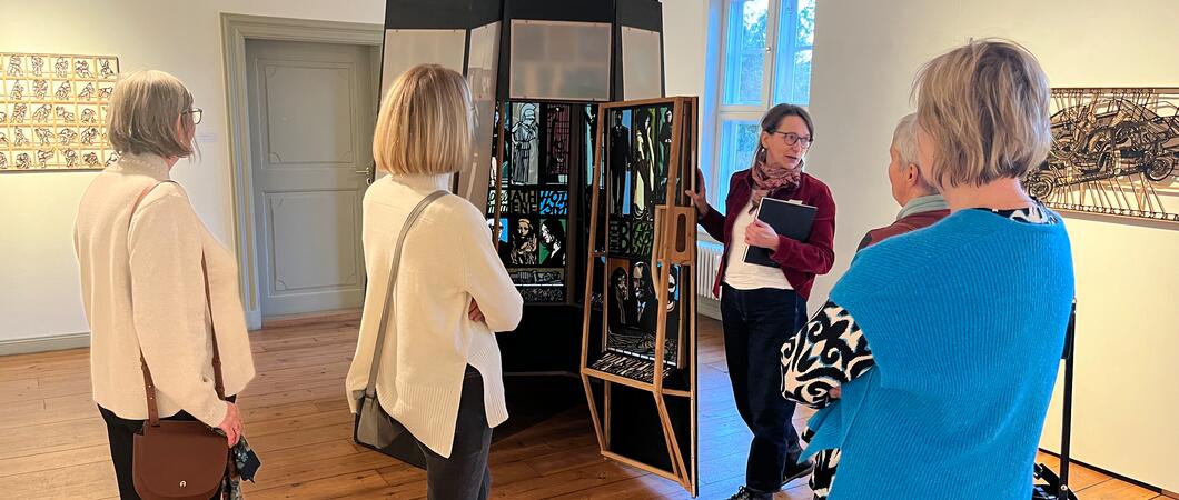 Zur aktuellen Werkausstellung „In vertrauter Fremde“ bietet das Kulturforum Schleswig-Holstein-Haus geführte Rundgänge mit der Kuratorin und Leiterin Dörte Ahrens an.