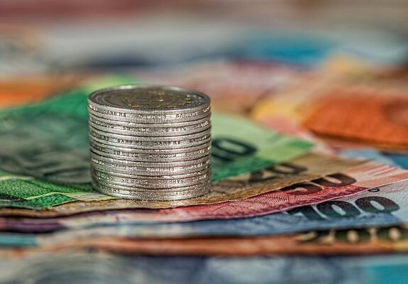 Laut Finanzbericht treten im laufenden Jahr nicht geplante finanzielle Mehrbedarfe zum Beispiel für Zinsen, Personalausgaben und im Bereich Jugend ein, Foto: Pixabay