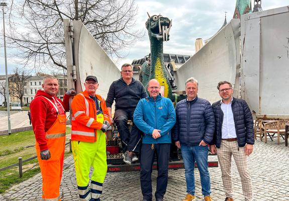 „Wenn wir jetzt nicht reagiert hätten, wäre Nandolino auseinander gefallen“, sagt Heiko Stolp, Vater des Drachenbootfestivals in Schwerin und Mitinitiator der beliebten Nandolino-Skulptur mit einer Träne im Auge.
