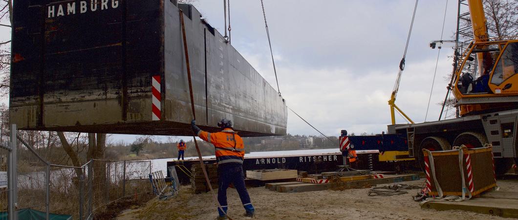 Die Arbeiten zum Bau der Radwegbrücke als Verbindung zwischen Dwang und Krösnitz gehen voran. Seit 1. März sind die Beschäftigten der durch den Eigenbetrieb SDS beauftragen Baufirma intensiv mit Baggern im Einsatz.
