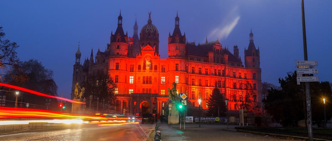 Schweriner Schloss leuchtet ab Mittwoch in orange