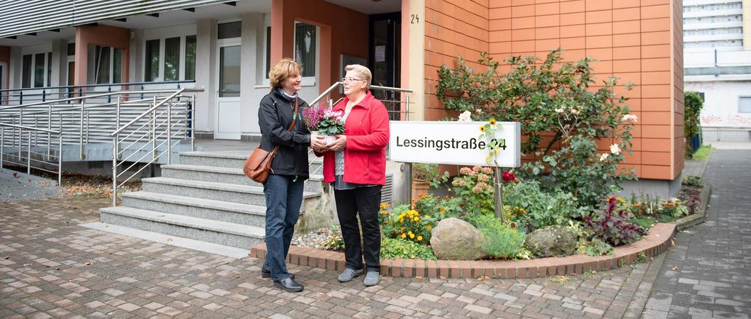 Seit drei Jahren wird der Vorgarten der Lessingstraße 24 immer bunter. Dafür engagiert sich Mieterin Ingrid Koch. Sie hat Freude daran und einen grünen Daumen.