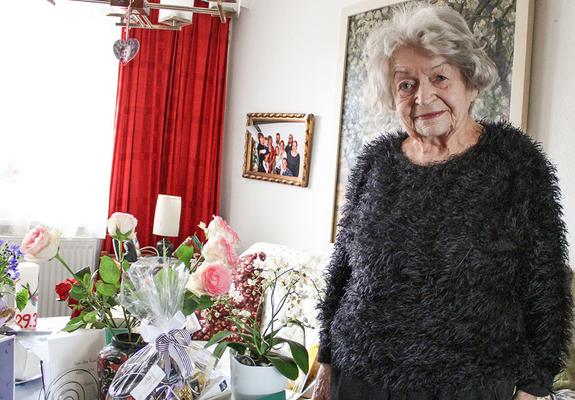 Rose Marie Kriebel in ihrer Wohnung in der Feldstadt: Zu ihrem Ehrentag erhielt sie zahlreiche Blumengrüße. Sie schaut auf ein bewegtes Leben zurück