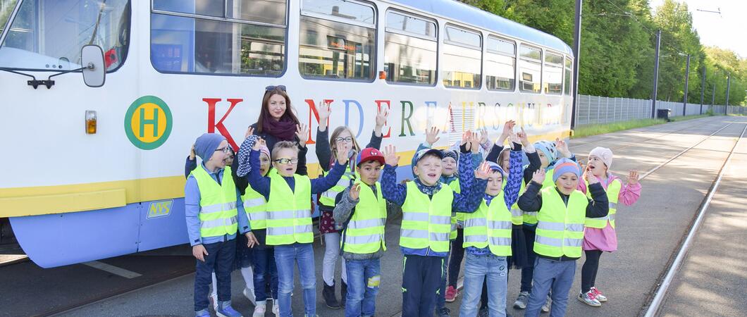 Nahverkehr Schwerin bietet Erlebnispädagogik mit Spatzenbahn und Kinderfahrschule.