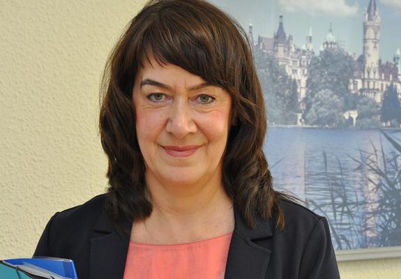 Petra Beyer ist neue Geschäftsführerin bei der Wasserversorgungs- und Abwasserentsorgungs­gesellschaft Schwerin mbH & Co. KG. Die 55-jährige Ingenieur-Ökonomin und diplomierte Kauffrau bringt umfassende Berufserfahrung ein