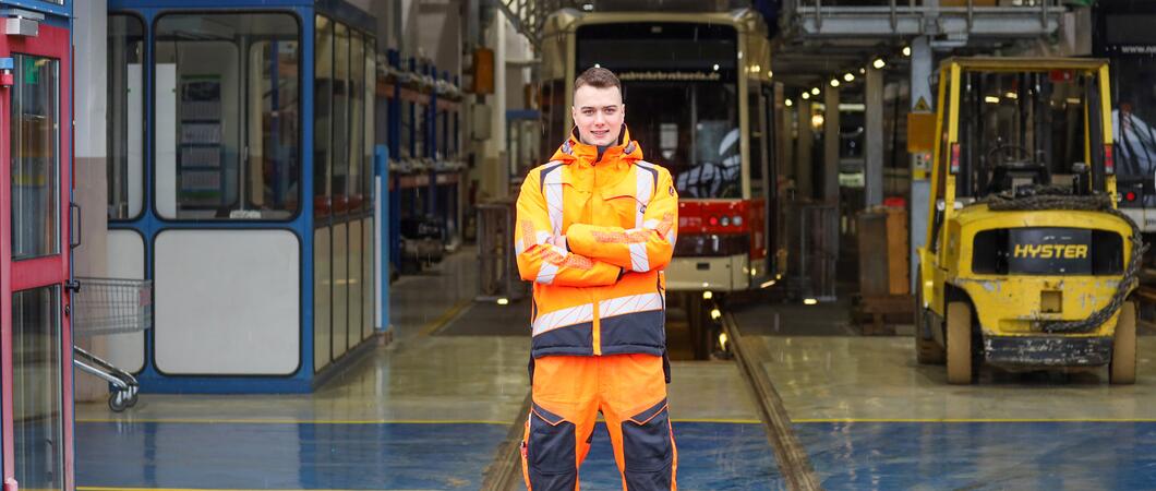 Julien Roulier (Foto) ist geborener Schweizer und macht seine Ausbildung zum Elektroniker für Betriebstechnik beim Nahverkehr. Er liebt es, in der Höhe, an der frischen Luft und im Team zu arbeiten.