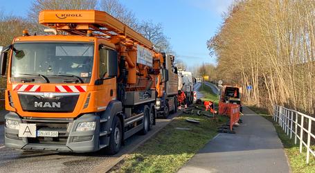 Niederschläge, die von Straßen und beispielsweise Parkflächen kommen, werden in speziellen Anlagen vor dem Ablauf ins Gewässer behandelt