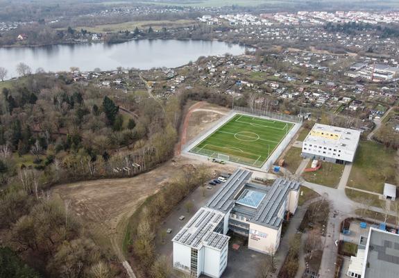 Endlich wird ihr Traum wahr: Die Fußballer des Sportgymnasiums, die Aktiven des FSV 02 Schwerin e.V. und die Mecklenburg Bulls freuen sich über den neuen Kunstrasenplatz im Lambrechtsgrund. Er wird am 4. April offiziell übergeben.