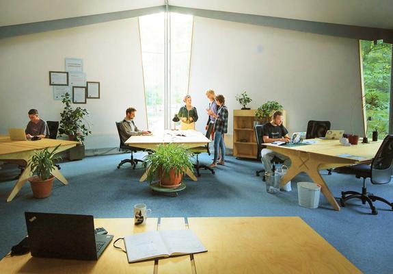 In einem Coworking-Space ist reger Austausch zwischen kreativen Menschen möglich, so wie in den Räumlichkeiten von Wir Bauen Zukunft in Nieklitz