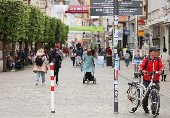 Mit dem Rad vom Süden der Innenstadt entspannt über die Mecklenburgstraße in Richtung Norden fahren und dabei die Fußgängängerzone nutzen – so lautete der Plan der Stadt.