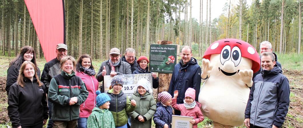 1.500 junge Bäume für ein Wiederaufforstungsprojekt in Domsühl – erster Spatenstich bereits erfolgt.