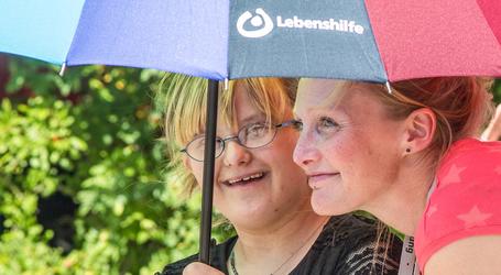 René freut sich auf den Sommer, dann steht bei seinem Außenarbeitsplatz am Kinderzentrum Rasenmähen auf dem Programm. Peggy arbeitet in der Tagesgruppe und kommuniziert mit ihrem Talker vom Rollstuhl aus.