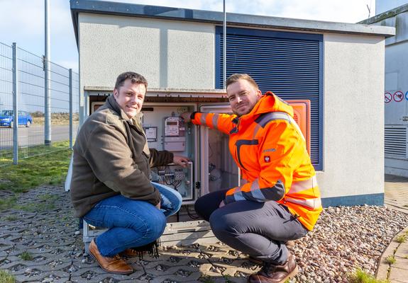 Geschäftsführer Andreas Lange (l.) und Betriebsleiter Markus Lange sind stolz auf das Ergebnis: Im vergangenen Jahr hat die SAS in ihrer Bioabfallverwertungsanlage insgesamt 3.082 Megawattstunden elektrische Energie erzeugt, Foto:
