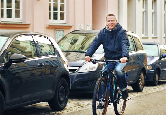 Mit viel Schwung und Freude radelt Markus Ahrens auf seinem neuen Mountainbike zur Arbeit, Foto: Netzwerk für Menschen
