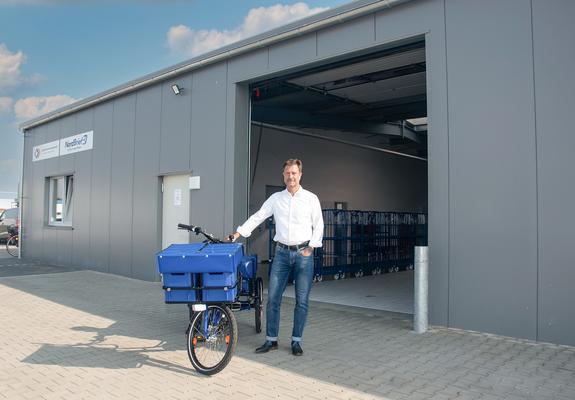 Marko Herkner, Geschäftsführer der LSG M-V ist froh, über das neue Depot in Parchim. Mit den neuen Firmenwagen und Trikes sind die Zusteller optimal ausgerüstet, Foto: maxpress