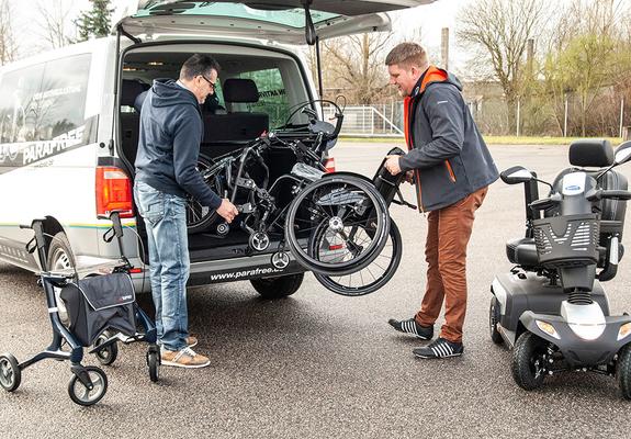 V.l.: Fabio Tricomi und Andreas Meier beim Verladen eines Aktivrollstuhls mit Handbike, eines E-Scooters sowie des Premiumrollators Topro Pegasus
