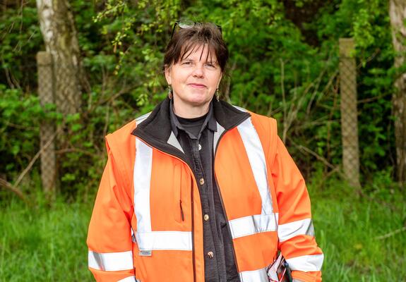 Eine Momentaufnahme im Juni: „Es gibt hier noch so viel zu erledigen“, sagt die taffe Dame am Franzosenweg auf ihrem Fahrrad. Fast jeder kennt sie. Ihre Fröhlichkeit mit einem verschmitzten Lächeln im Gesicht hat es in sich.