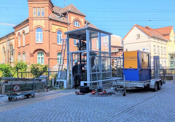 Die Demontage der alten Aufzüge in der Fußgängerunterführung Lübecker Straße hat begonnen. Mit dem Abriss wird die Erneuerung und Vergrößerung der defekten Aufzugsanlagen vorbereitet. Diese sollen zukünftig auch für den Fahrradtransport nutzbar sein.