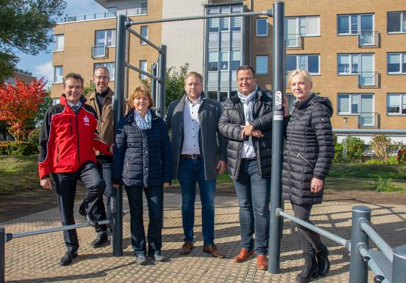 SDS-Werkleiterin Ilka Wilczek (3.v.l) weihte mit dem Landtagsabgeordneten Sebastian Ehlers (2.v.r.) und den Sponsoren das neue Sportgerät ein, Foto: maxpress