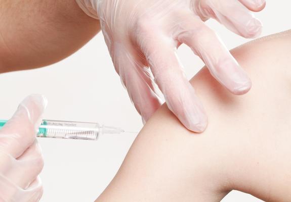 Wer sich gegen die saisonale Grippe impfen lassen will, der kann schon jetzt seinen Hausarzt konsultieren.