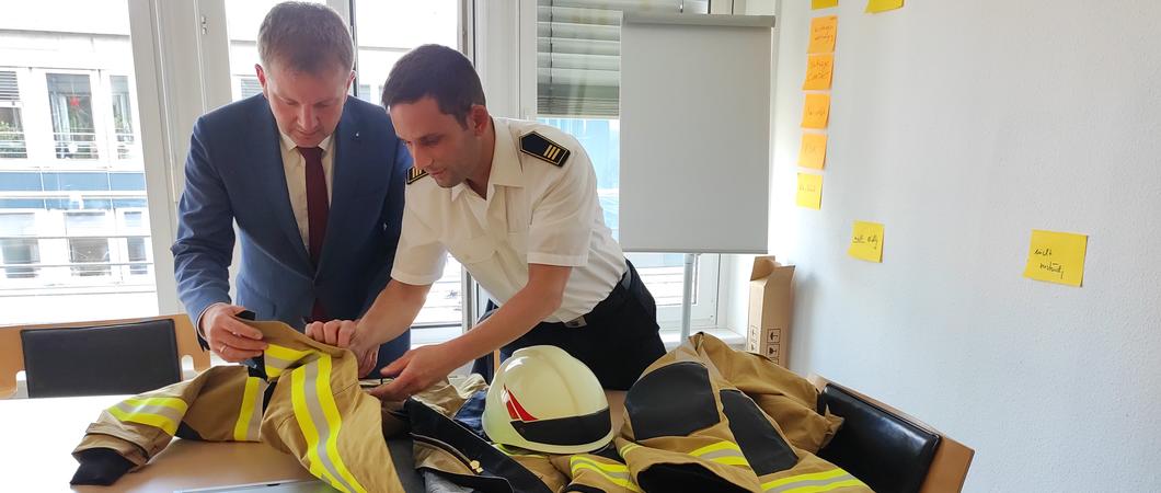 Die Landeshauptstadt will die Angehörigen der fünf Freiwilligen Feuerwehren in Schwerin bis 2023 mit neuer Schutzkleidung ausstatten. Insgesamt müssen dafür 400 Kombinationen bestehend aus Jacke und Hose beschafft werden.