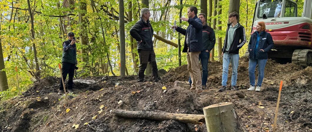 Kooperation mit der Landesforst Mecklenburg-Vorpommern. Gestern wurde die aktuelle Maßnahme in der „Moorrinne am Zeltenberg“ auf der Halbinsel Schelfwerder umgesetzt.