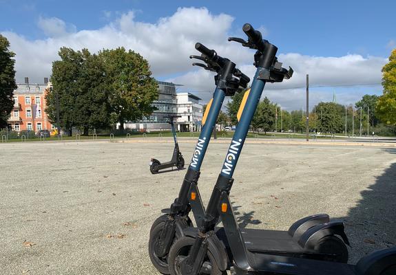 Die Stadt Schwerin strebt mit dem Rostocker E-Scooter-Sharingunternehmen  Moin eine einvernehmliche Lösung zum Verleih von E-Rollern in der Landeshauptstadt an.