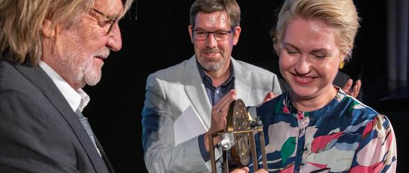 Der Ehrenpreis „Goldener Ochse“ wurde von Ministerpräsidentin Manuela Schwesig an Schauspieler Matthias Habich verliehen, Foto: Jörn Manzke